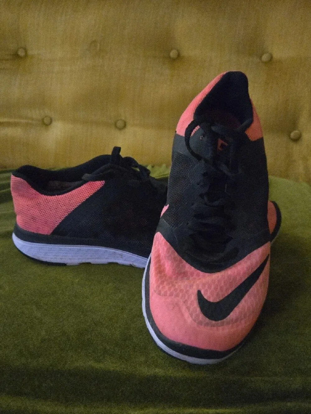 Nike Black and Coral Pink Trainer Womens 8 - Picture 2 of 5